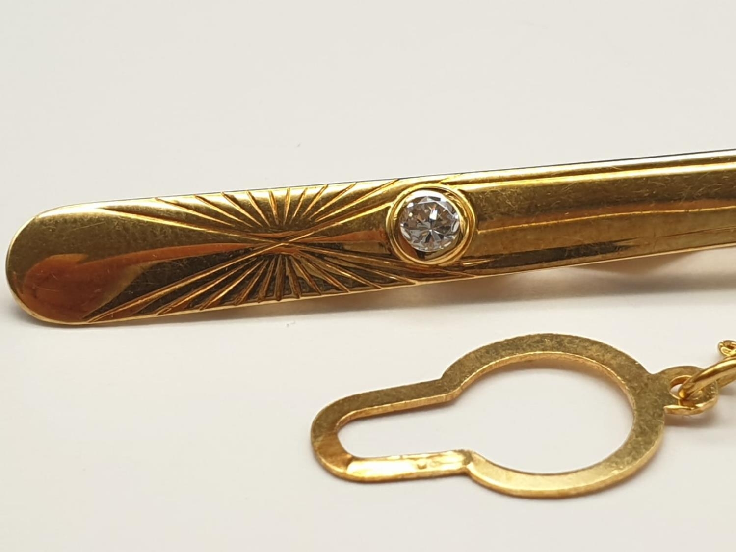 18k Yellow Gold Tie Clip with Centre Set White Stone. 4.36g. 5cm - Image 2 of 5