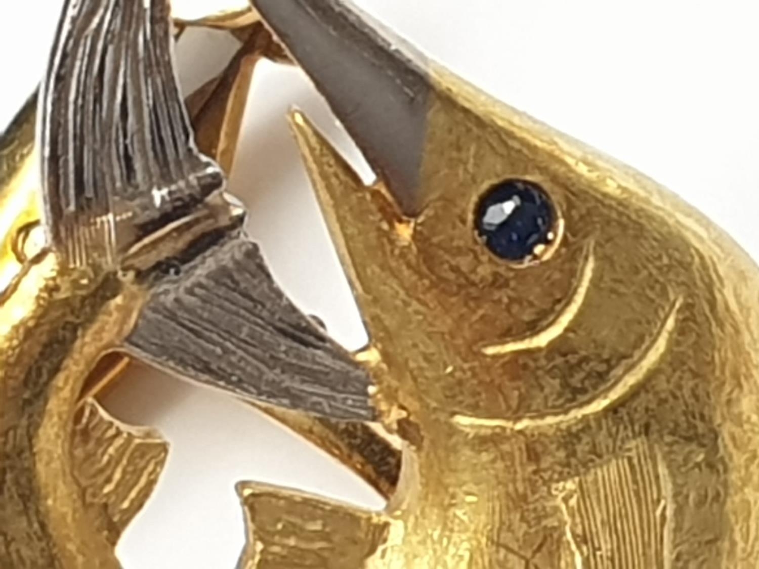 Exquisite Pair of Hand-Made 18K White and Yellow Gold Sailfish Cufflinks with Sapphire Stone Eyes. - Image 3 of 5