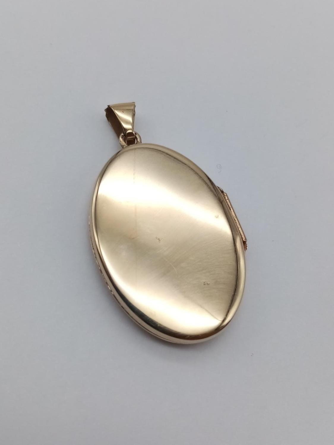 9CT GOLD OVAL PATTERNED LOCKET, WEIGHT 4.5G - Image 3 of 3