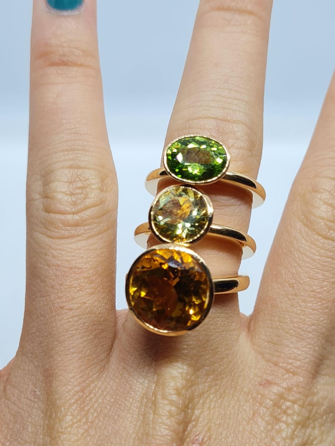 a set of 3 18k yellow gold rings size n with different semi precious coloured stones 26.3gms - Image 4 of 5