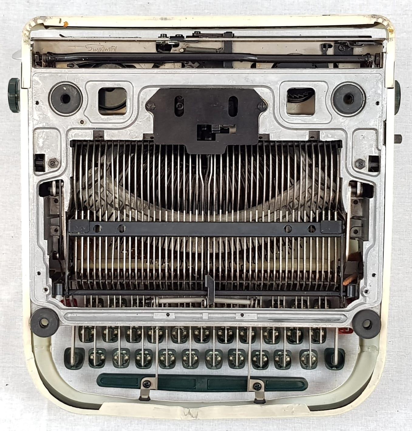 Vintage Oliver Courier Portable Typewriter. In working order with original carry case. Good - Image 6 of 7