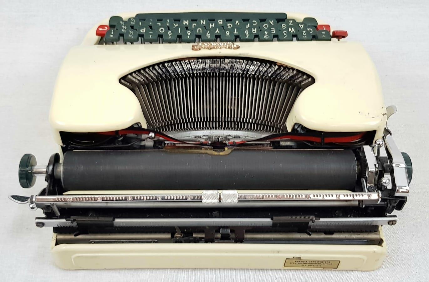 Vintage Oliver Courier Portable Typewriter. In working order with original carry case. Good - Image 4 of 7