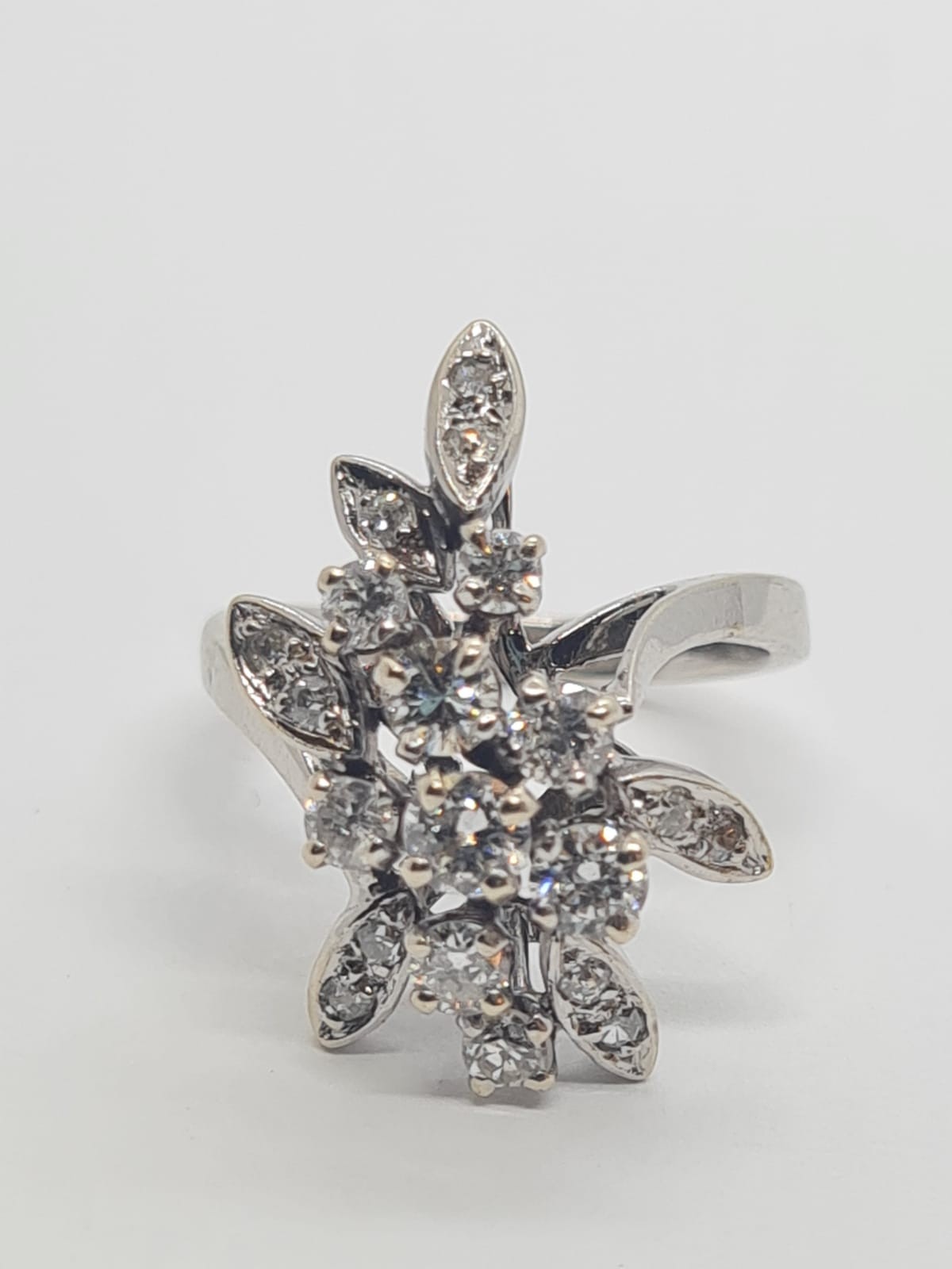 18k white gold French diamond cluster ring with over 1ct quality diamonds, weight 5.2g and size J1/2