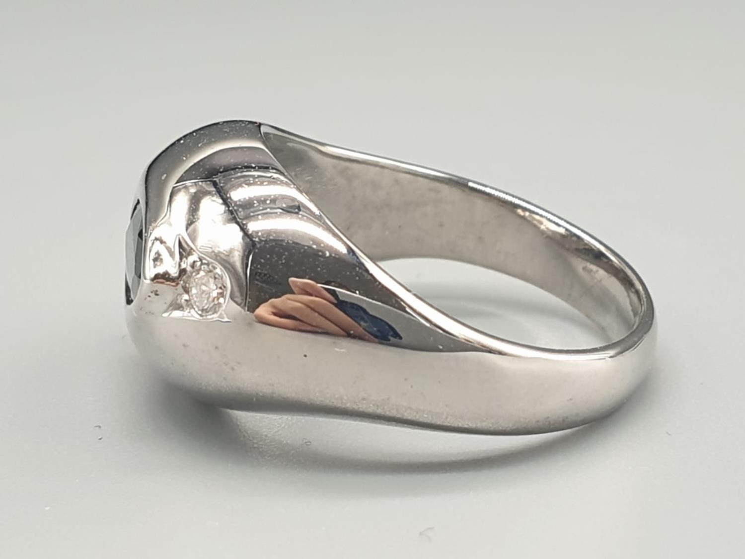 A MODERN STYLE 18K WHITE GOLD RING WITH CENTRAL SAPHIRE AND FLANKED BY DIAMONDS. 9.9gms SIZE M. - Image 3 of 6