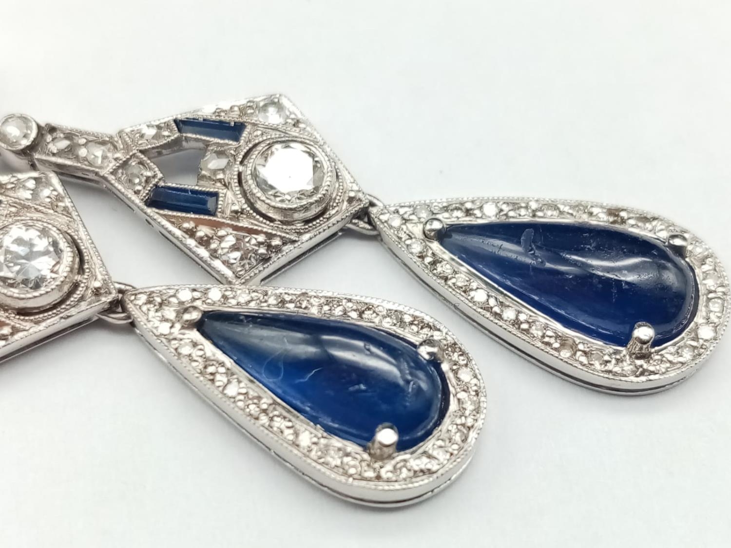 A PAIR OF SAPPHIRE AND DIAMOND EARRINGS IN CLASSIC ART DECO STYLE. 6.5gms 4cms DROP - Image 4 of 5