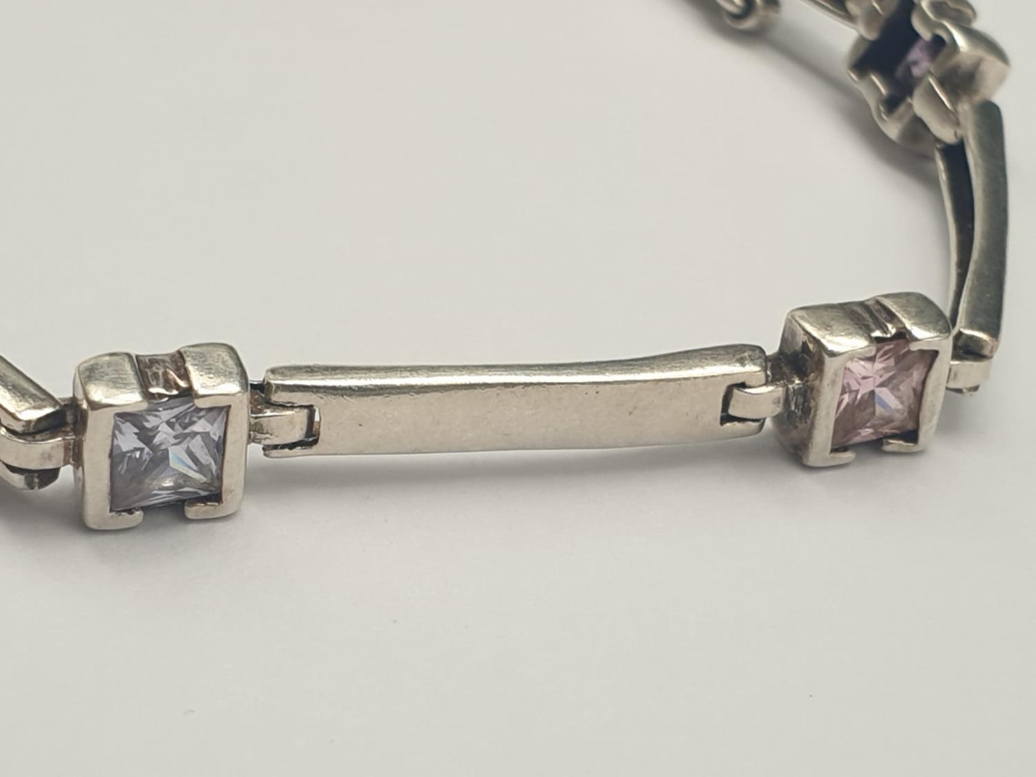 A SILVER ARTICULATED BRACELET WITH PINK, WHITE AND PURPLE STONES. 9.4gms 18cms - Image 3 of 4