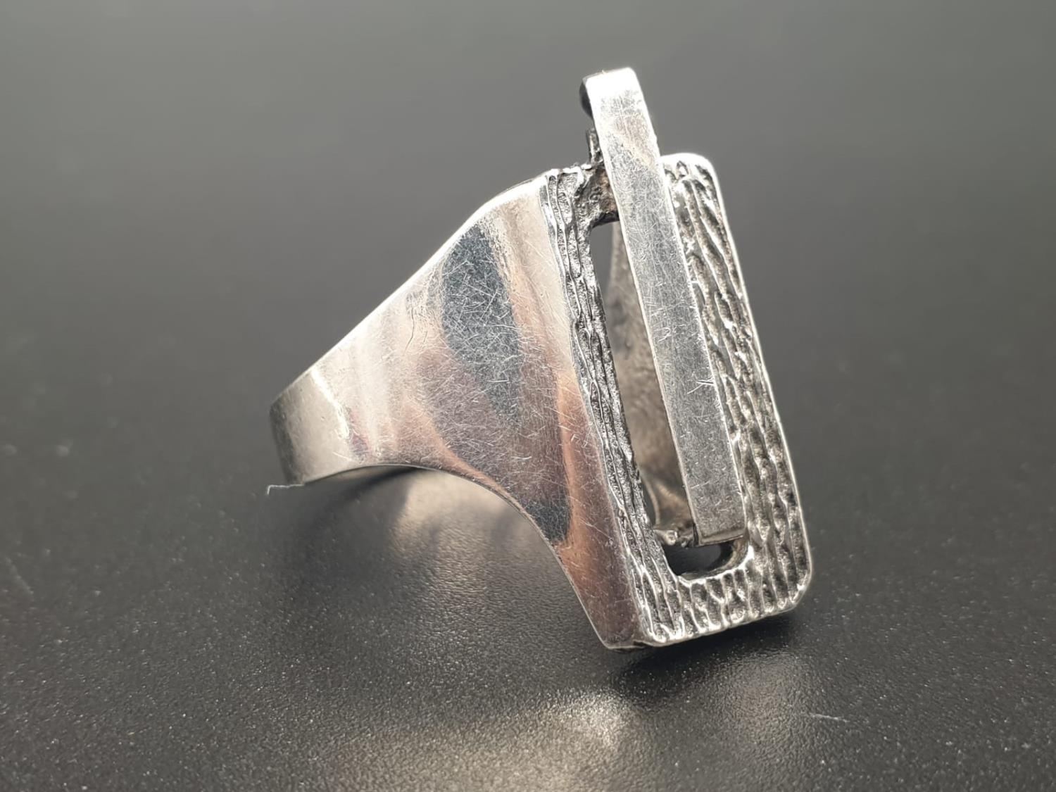 AN UNUSUAL SHAPED SILVER DRESS RING WITH TWO RECTANGULAR SHAPES INTERLOCKED. 8.6gms size N/M - Image 4 of 6