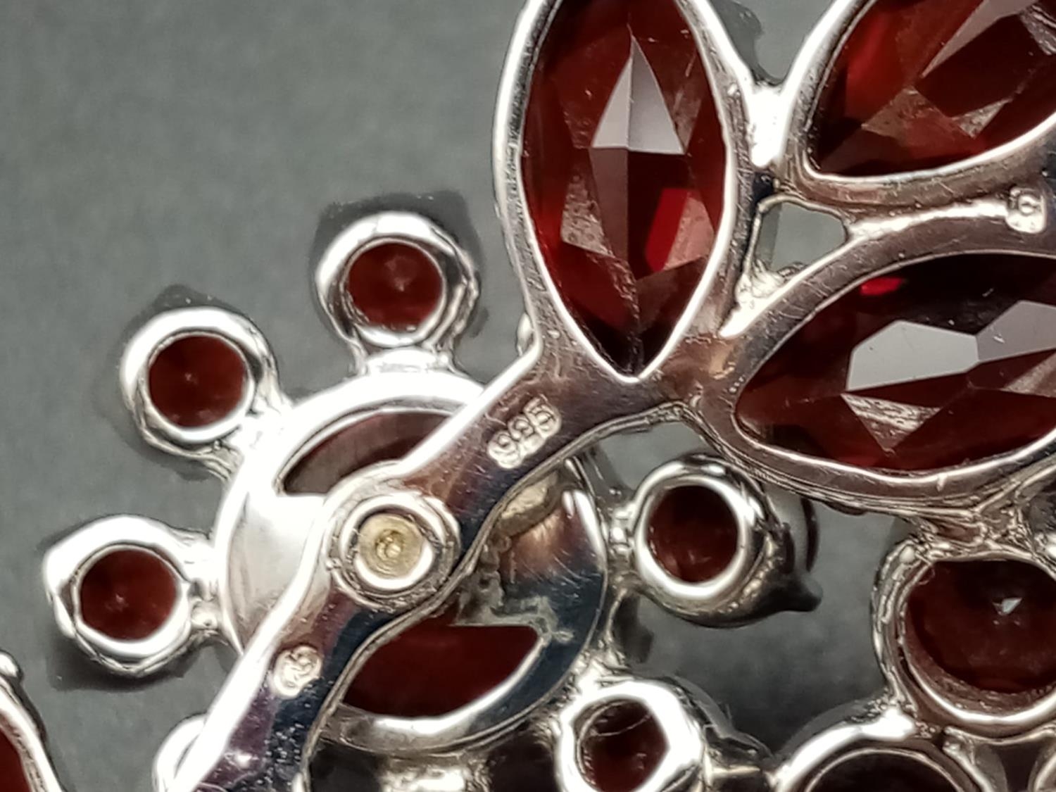 A beautiful sterling silver and garnet brooch (diameter: 46mm) weight: 26.2g - Image 4 of 7