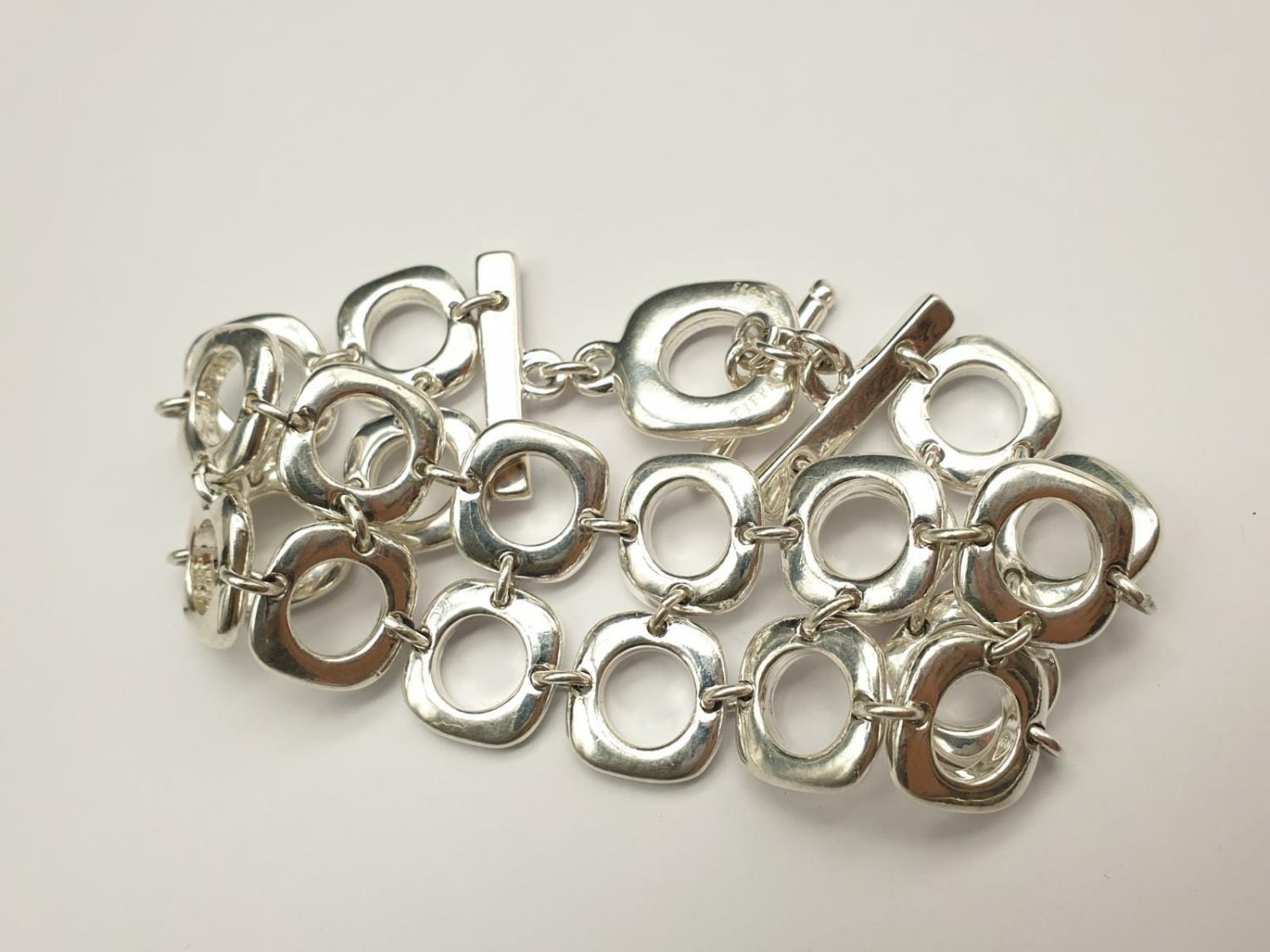 A DOUBLE ROW SILVER BRACELET MARKED AS TIFFANY WITH T-BAR FASTENER. 97.3gms 18cms - Image 5 of 5