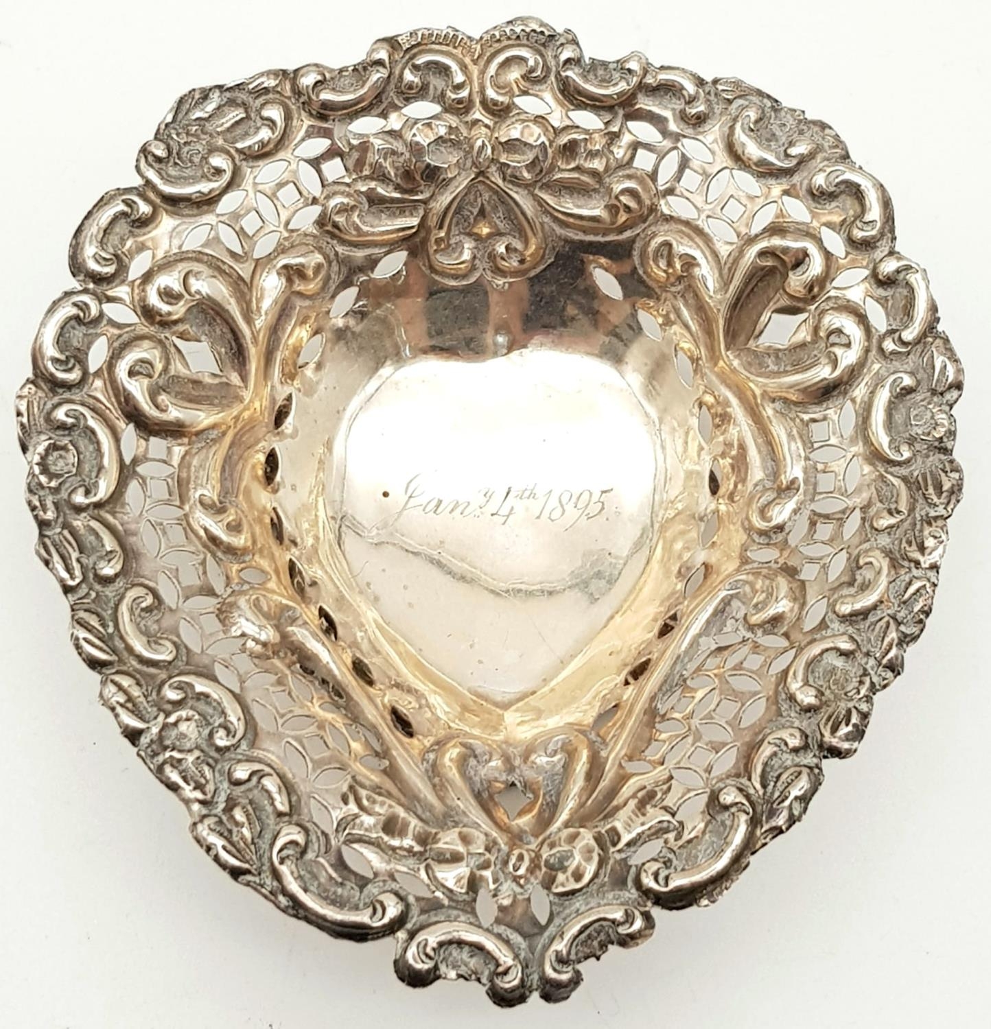Silver vintage heart shaped bon bon dish, weight 37.5g and size 9x8.5cm approx - Image 2 of 5