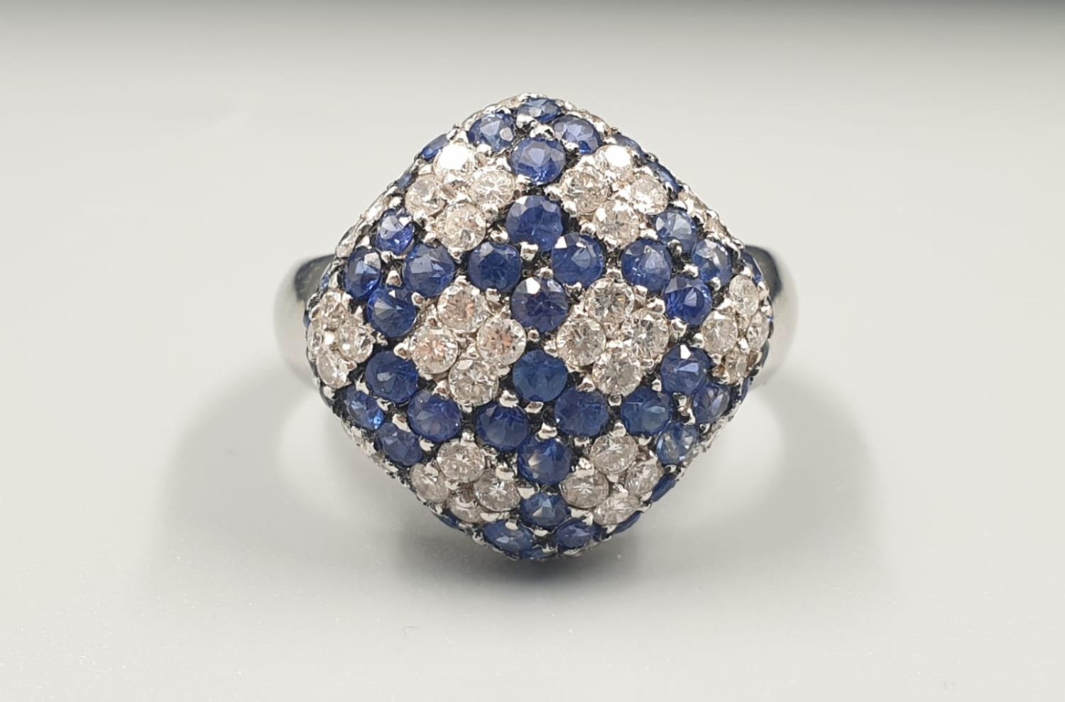 18K WHITE GOLD DIAMOND & SAPPHIRE SET FANCY CLUSTER RING, WEIGHT 6.7G AND 0.50CT DIAMONDS APPROX