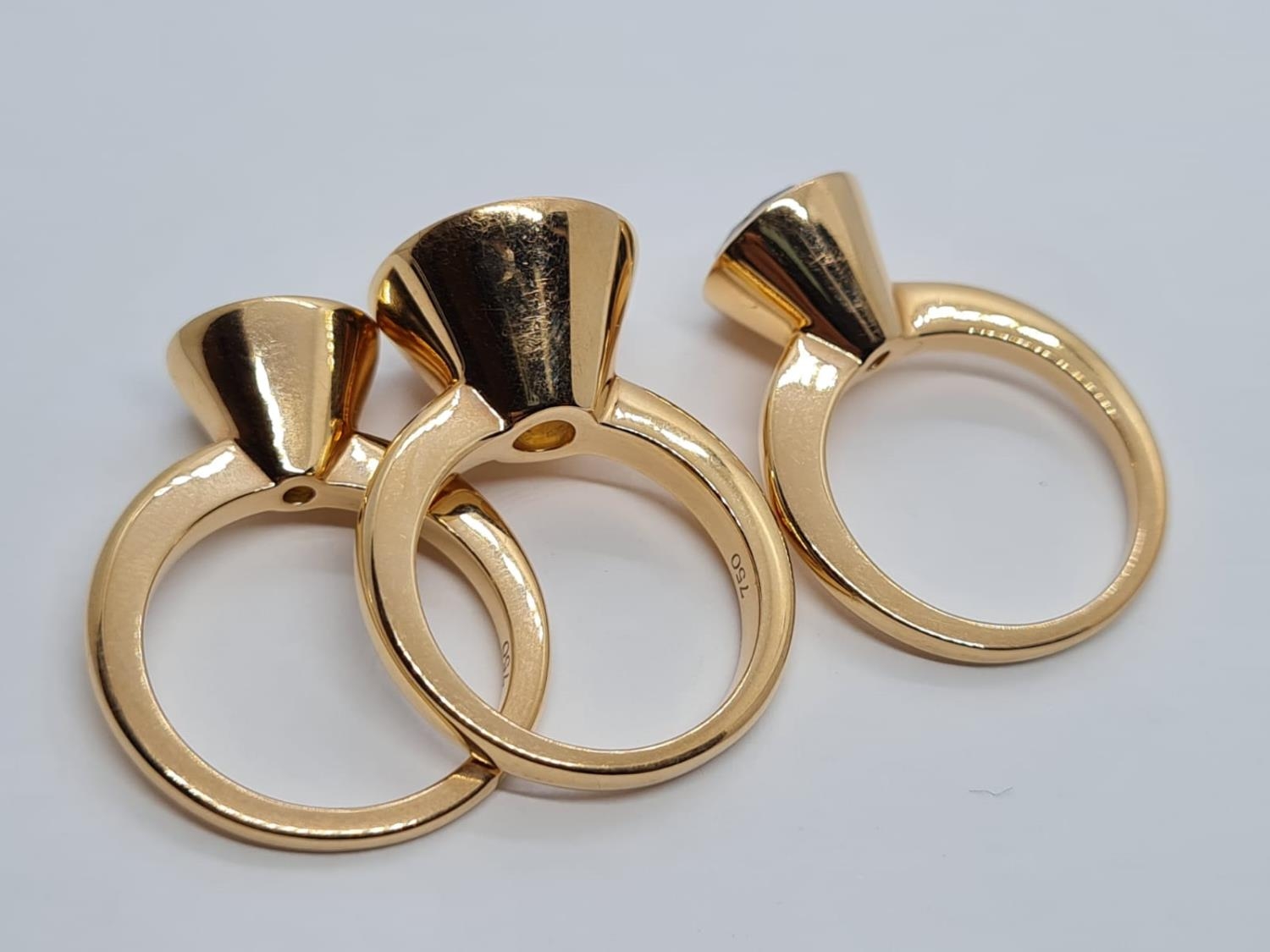 a set of 3 18k yellow gold rings size n with different semi precious coloured stones 26.3gms - Image 3 of 5
