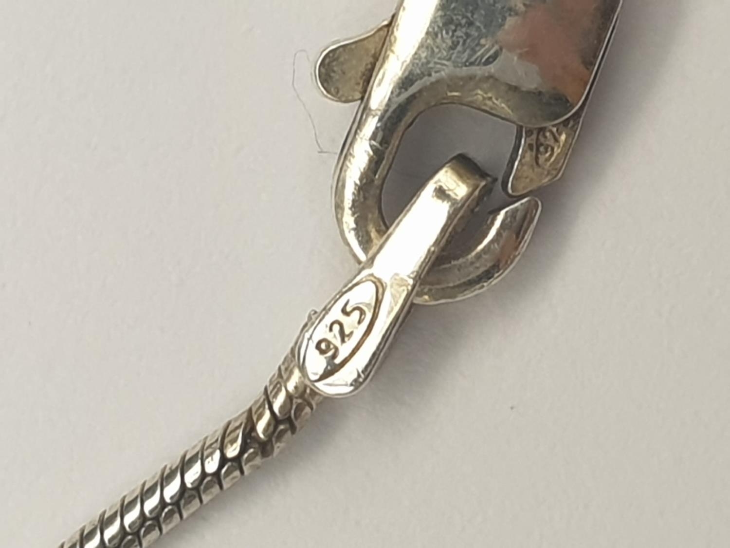 A SILVER HEDGEHOG PENDANT ON A 38CM SILVER CHAIN. 7.6gms - Image 5 of 5