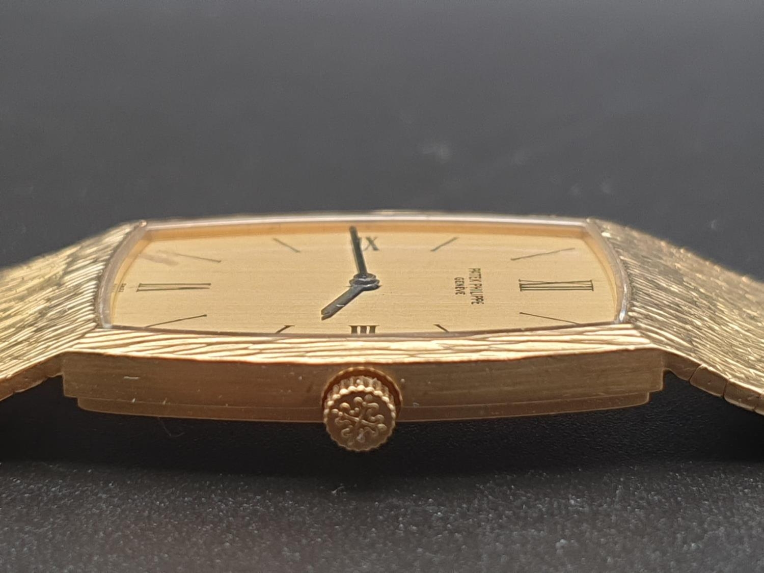 AN 18K GOLD PATEK PHILIPPE DRESS WATCH WITH SOLID GOLD BARKED STRAP. 28MM - Image 11 of 11