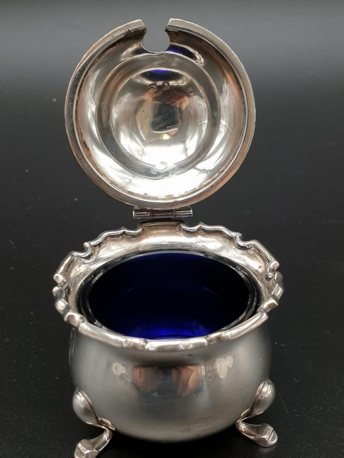 Silver Mustard Pot Inscribed with the Letter P. William Greenwood and Sons - 1928 Hallmark. Blue - Image 4 of 7