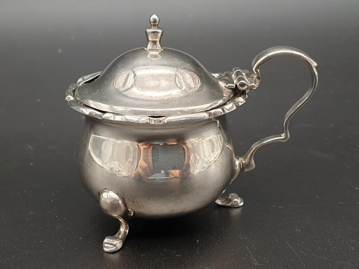 Silver Mustard Pot Inscribed with the Letter P. William Greenwood and Sons - 1928 Hallmark. Blue - Image 3 of 7