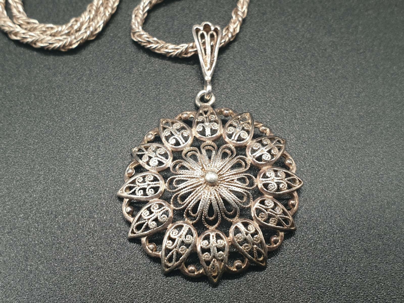 Vintage Silver Rope-Link Necklace with Flower Decorated Pendant. 36cm. 9.85g - Image 5 of 8