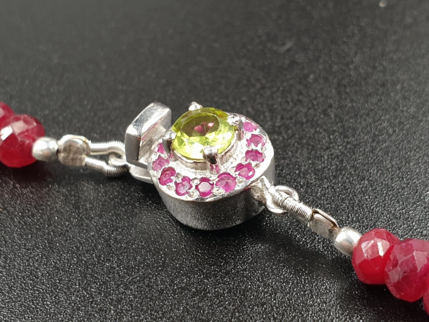 A 220cts single row Africa ruby necklace with a sterling silver ruby and peridot gemstone clasp 47cm - Image 5 of 7