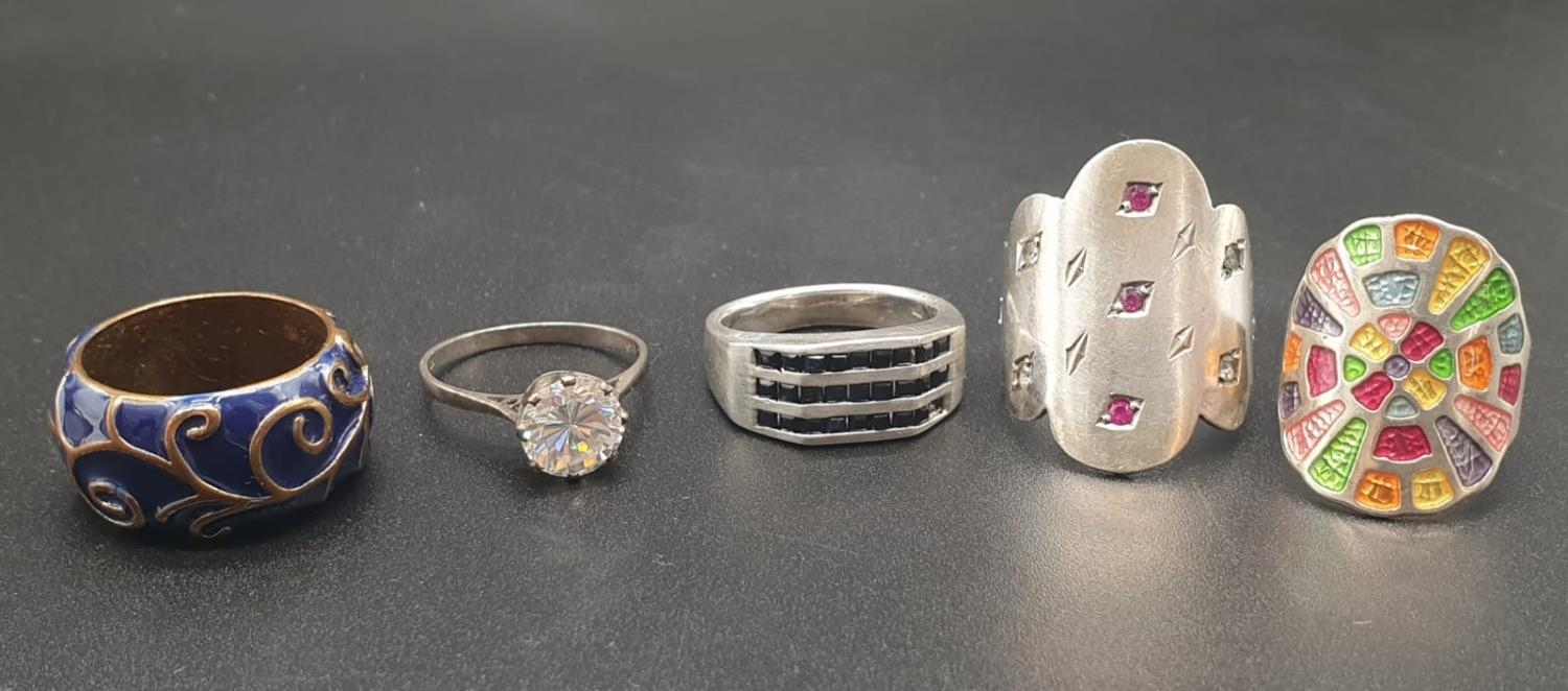 A SELECTION OF 5 SILVER RINGS. 28gms