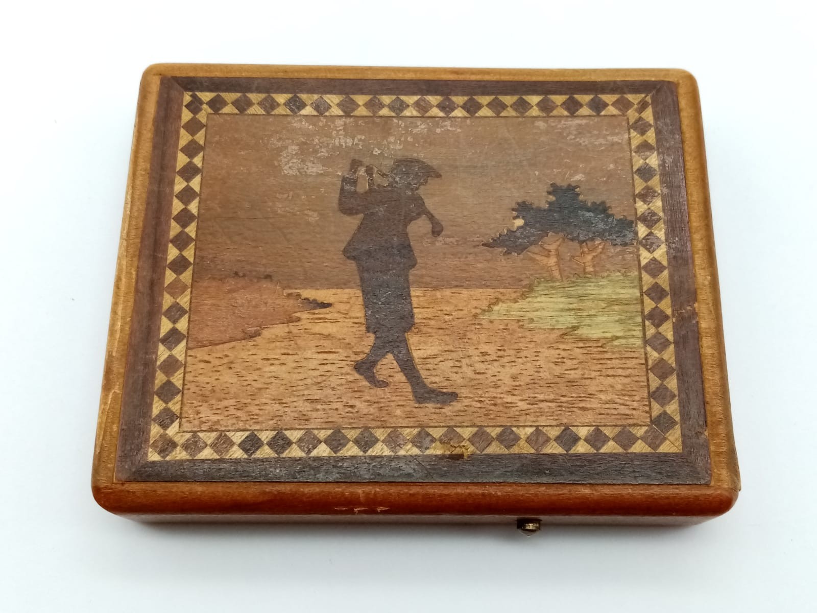 A Charming Vintage Wooden Golfers Cigarette Case. Button Activation works perfectly. 9 x7cm - Image 3 of 5