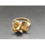 18K Yellow Gold Ladies Ring with Floral Decoration. Size N. 3.55g
