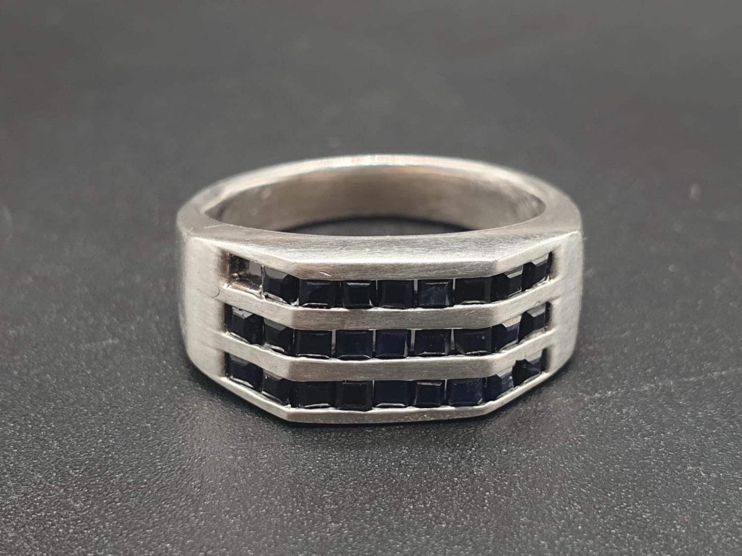 A SELECTION OF 5 SILVER RINGS. 28gms - Image 25 of 30