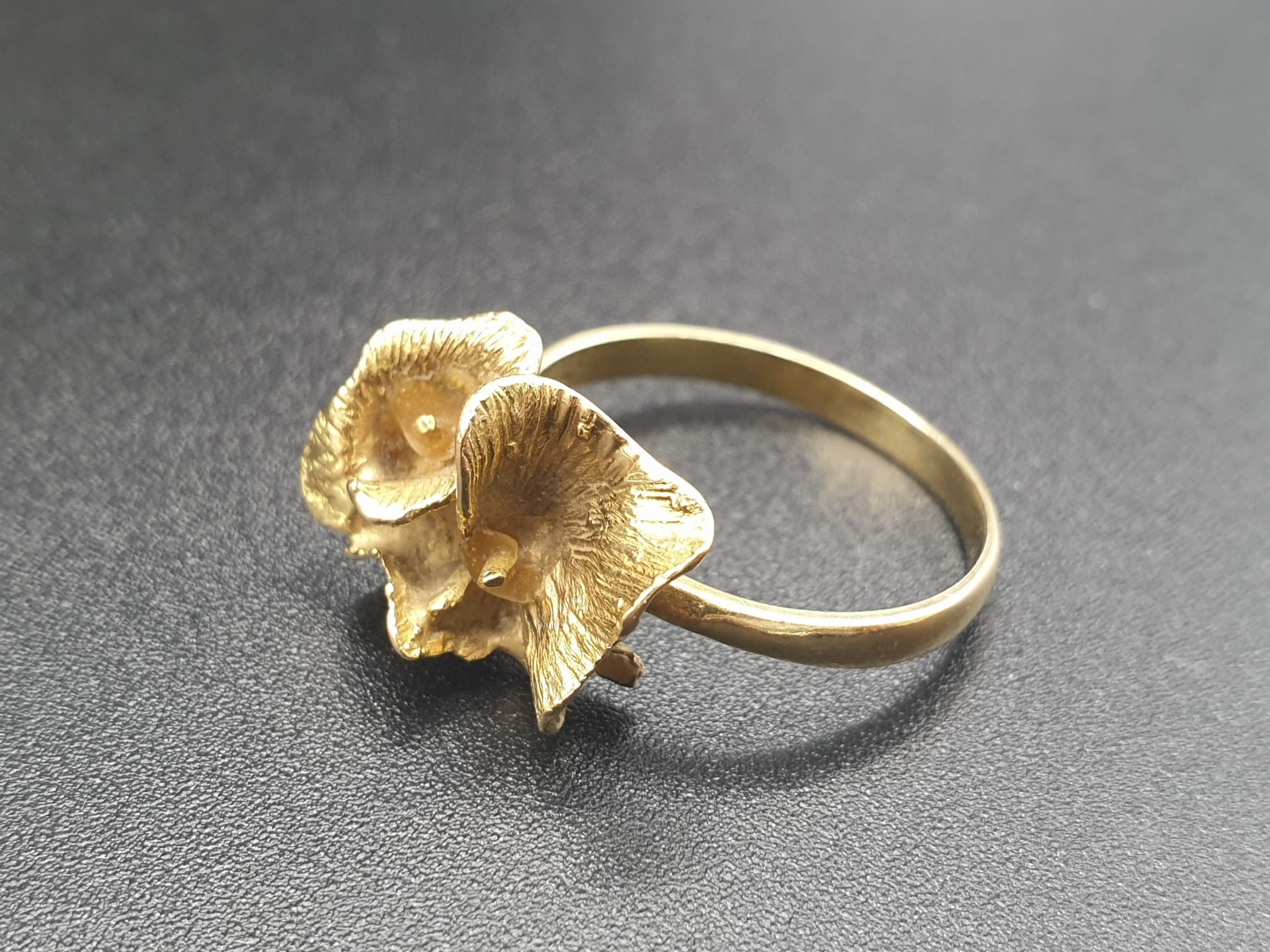 18K Yellow Gold Ladies Ring with Floral Decoration. Size N. 3.55g - Image 3 of 7