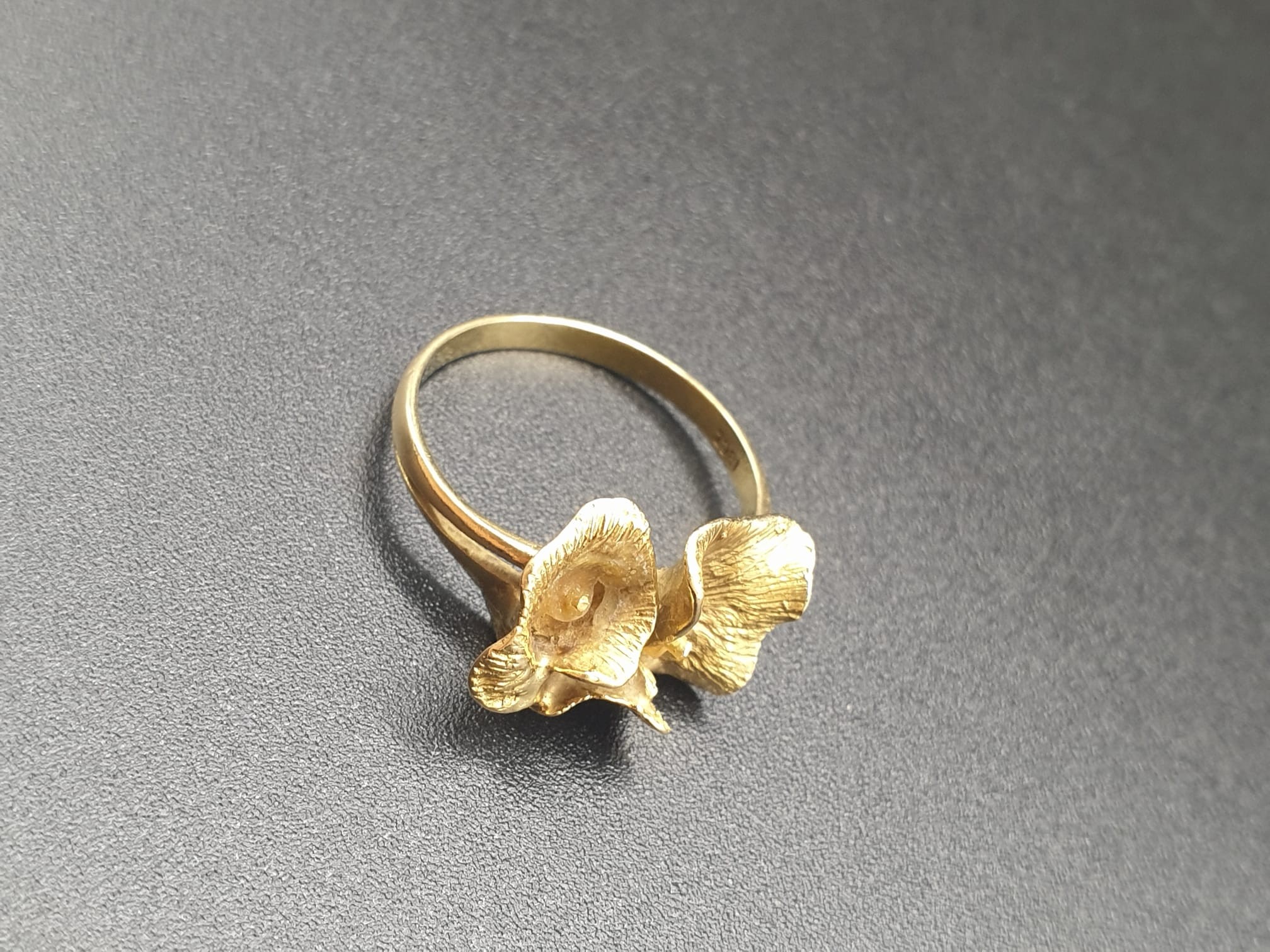 18K Yellow Gold Ladies Ring with Floral Decoration. Size N. 3.55g - Image 2 of 7
