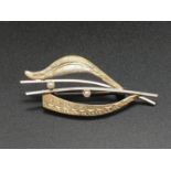 14k Yellow Gold Leaf Design Brooch with Pearls. 4.17g. 5cm