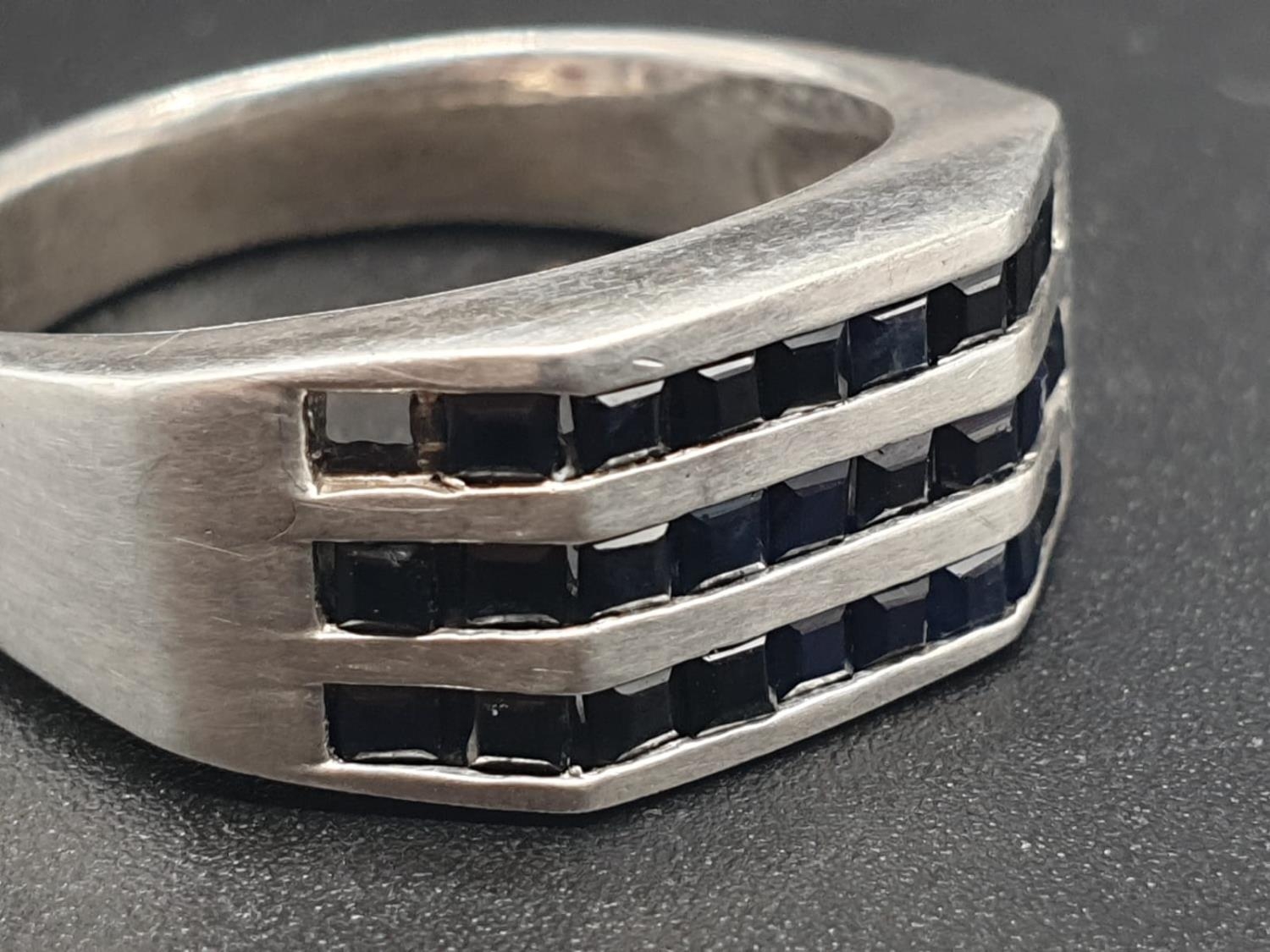 A SELECTION OF 5 SILVER RINGS. 28gms - Image 26 of 30