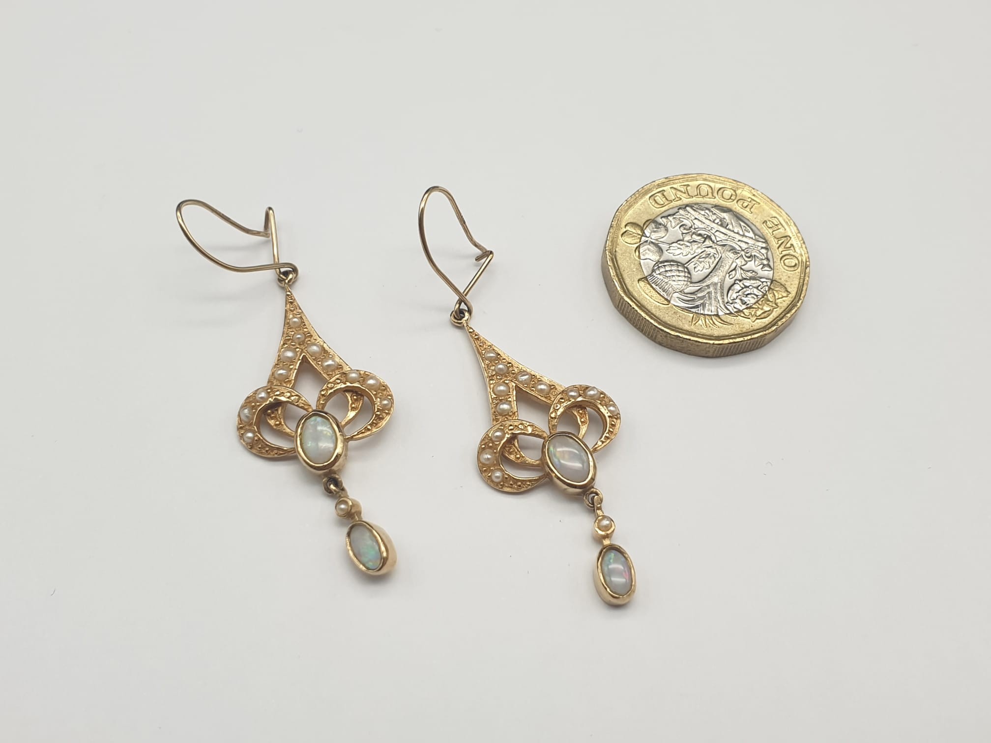 9K Yellow Gold Seed Pearl and Opal Drop Earrings. 3.9g. - Image 4 of 4