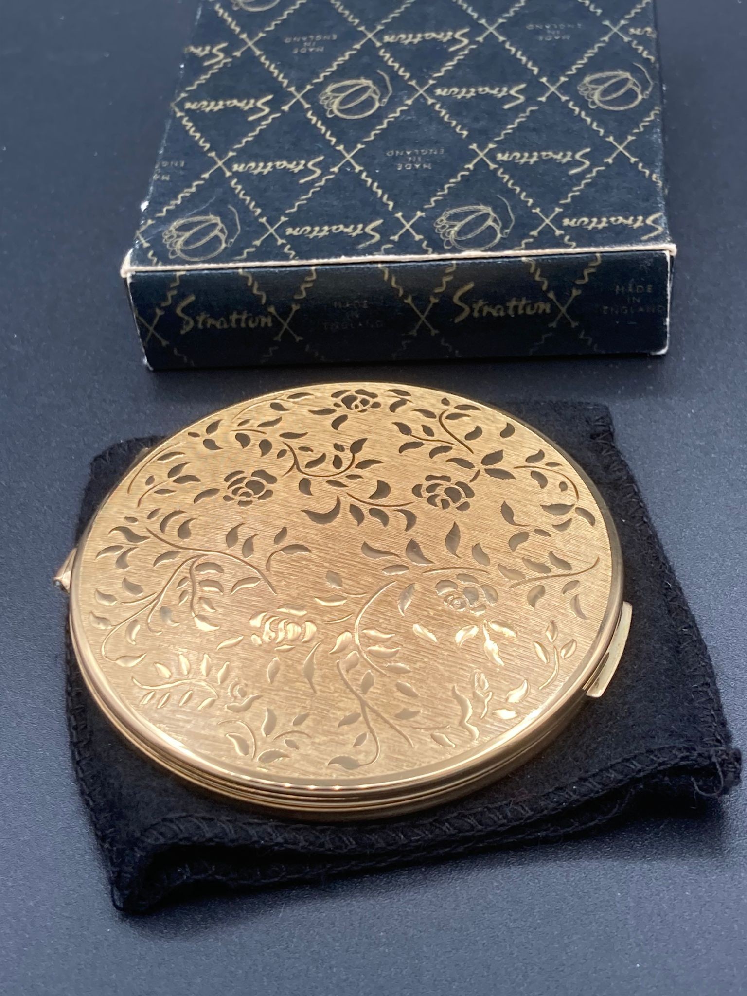 Vintage Stratton compact ,new and unused condition ,having chased floral design work lid and - Image 2 of 2