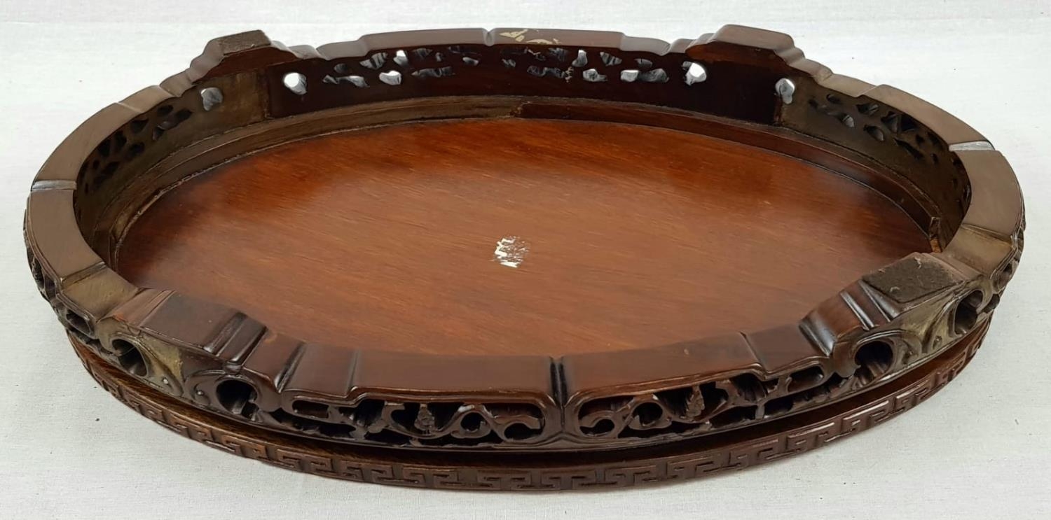 AN EARLY CHINESE OVAL SHAPED WOODEN STAND WITH TRADITIONAL DECORATION. 50 X 32cms 3.6kg - Image 4 of 5