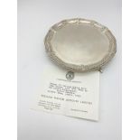 A GEORGE III ANTIQUE SILVER BEAD EDGE SALVER MADE BY WALTER TWEEDIE , LONDON 1777. 267.9gms 18cms