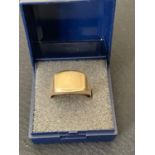 Gentlemans 9 carat GOLD SIGNET ring.Full hallmark. 4.4 grams .Size V.