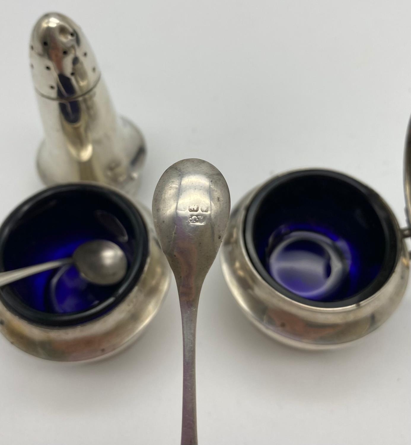 AN VINTAGE/ANTIQUE SILVER CONDIMENT SET WITH THE BLUE LINERS IN ORIGINAL BOX. SHOWING SOME SIGNS - Image 6 of 6