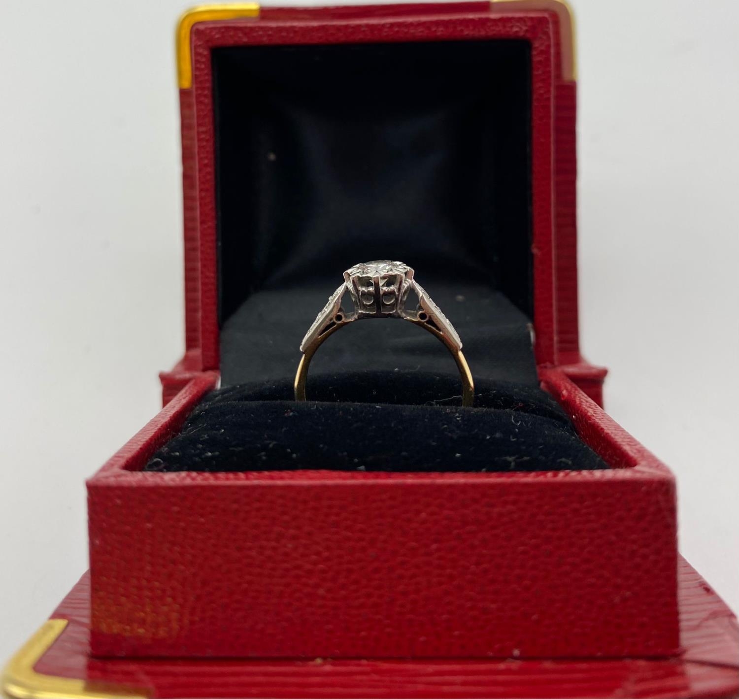 A VINTAGE 18K GOLD DIAMOND RING WITH .25CT DIAMOND SET IN PLATINUM. 2.8gms size N - Image 2 of 4