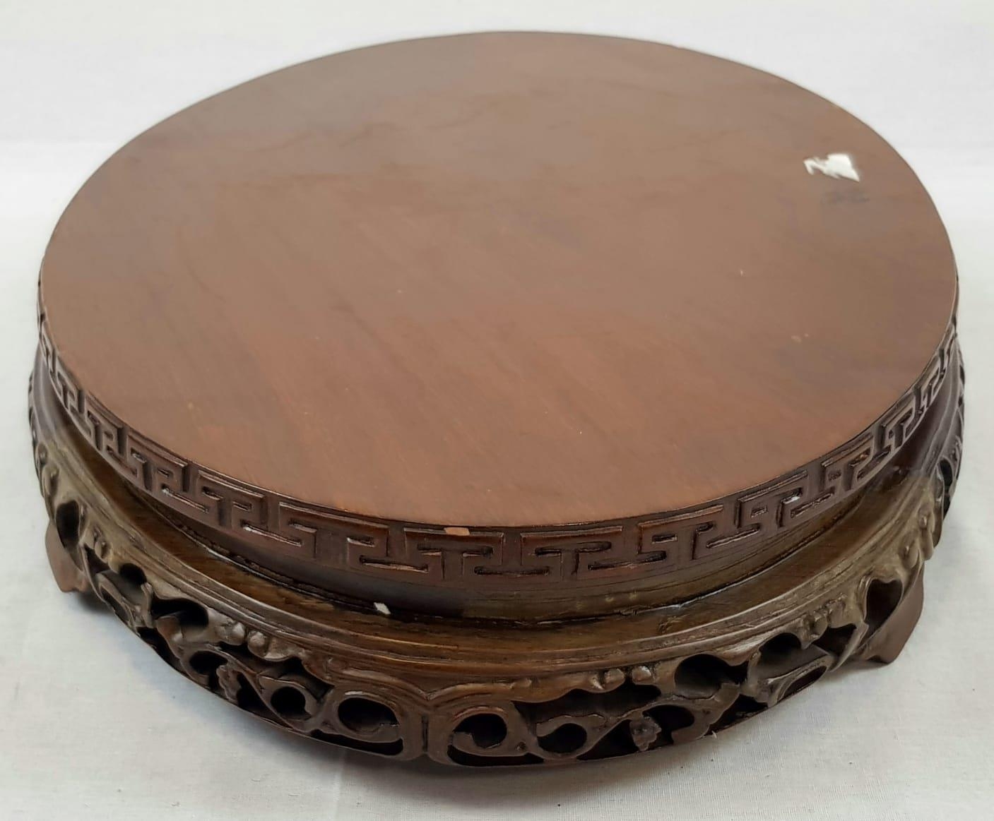 AN EARLY CHINESE OVAL SHAPED WOODEN STAND WITH TRADITIONAL DECORATION. 50 X 32cms 3.6kg - Image 3 of 5