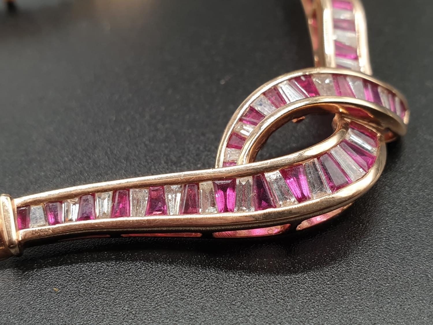 AN ITALIAN DESIGNED 18K ROSE GOLD NECKLACE WITH 3 CT OF DIAMONDS AND 3CT OF PINK RUBY IN A FORGET ME - Image 3 of 6