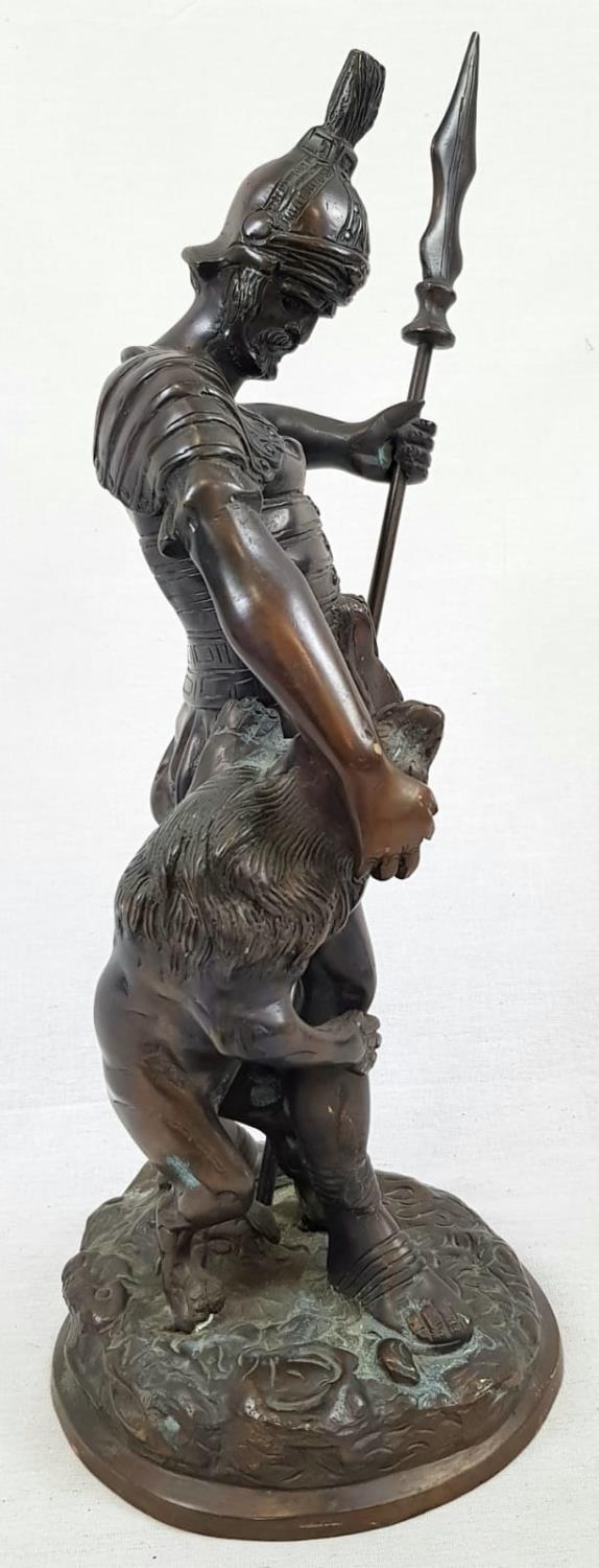 A BRONZE STATUE OF A ROMAN GLADIATOR FIGHTING A LION. 5.2kg 41cms. - Image 3 of 5