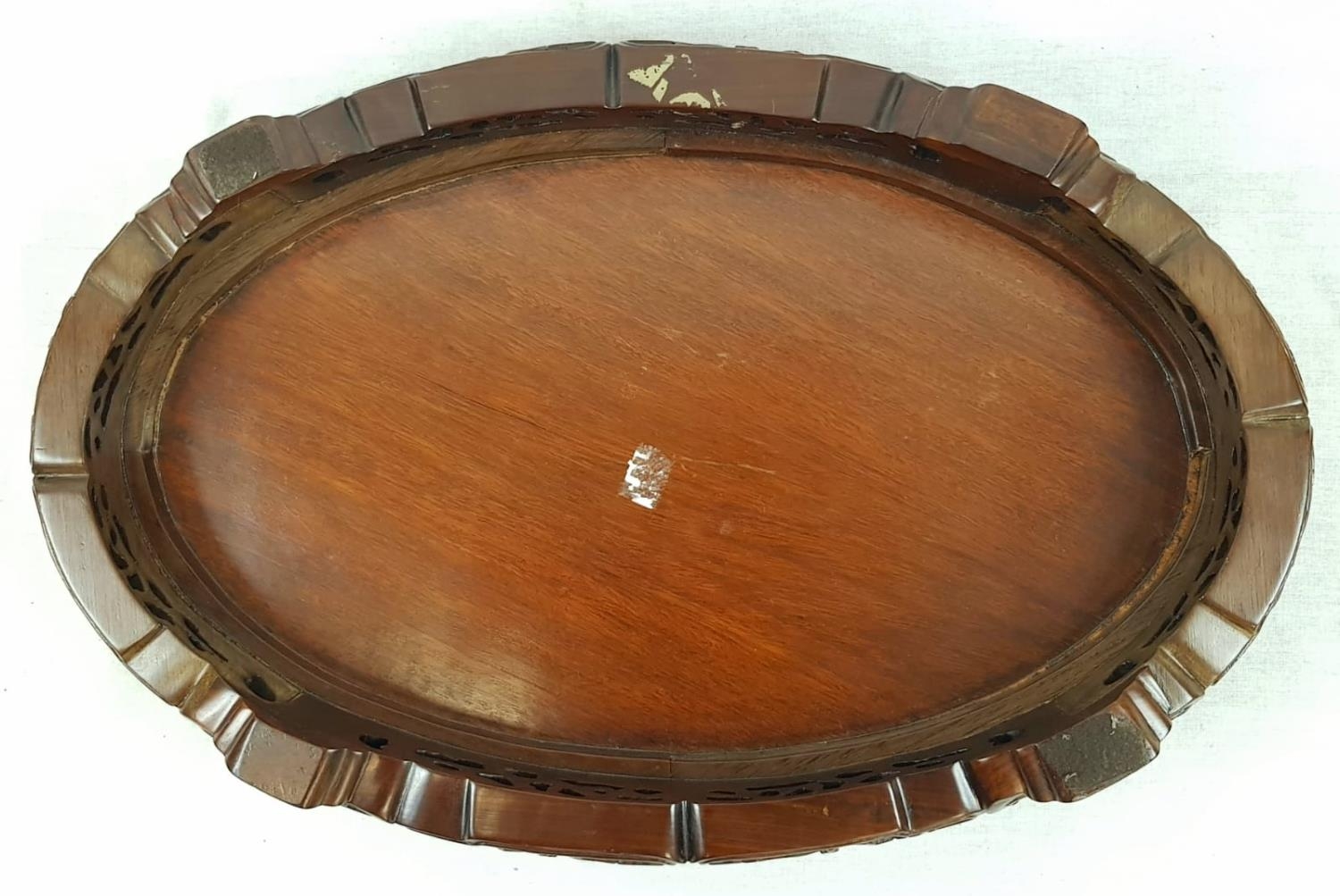AN EARLY CHINESE OVAL SHAPED WOODEN STAND WITH TRADITIONAL DECORATION. 50 X 32cms 3.6kg - Image 5 of 5