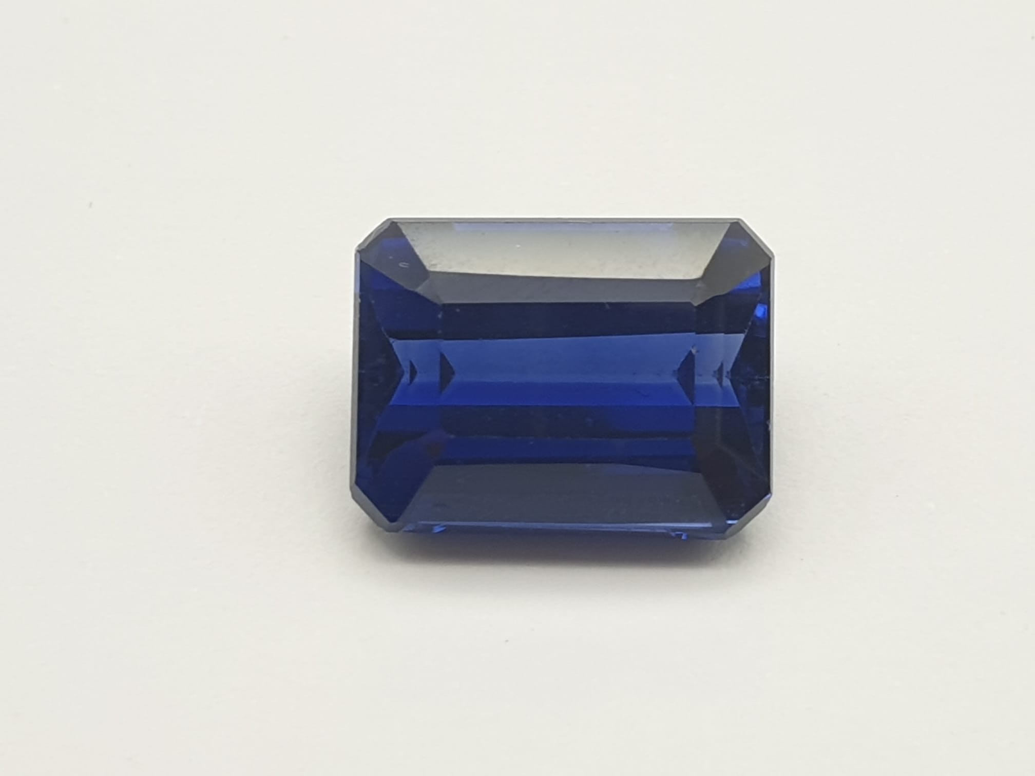 A perfect, for the serious jeweller, or refined collector, emerald cut, dark royal blue sapphire - Image 4 of 6