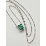 An 18K White Gold Necklace with a Princess-Cut Emerald Pendant. 34cm. 1.8g