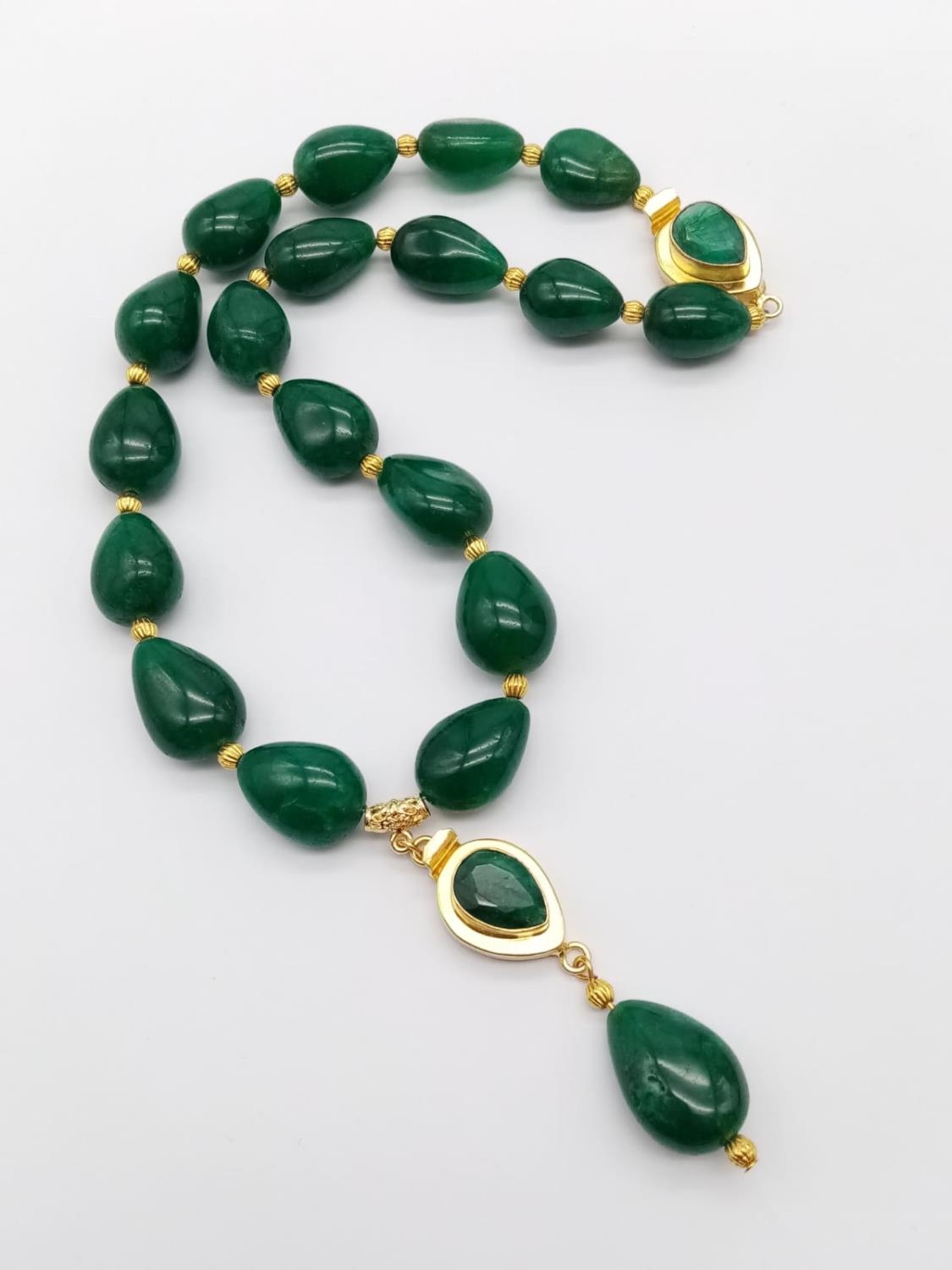 A sophisticated, tear drop, emerald beaded necklace and earrings set in a presentation box. Necklace - Image 2 of 3