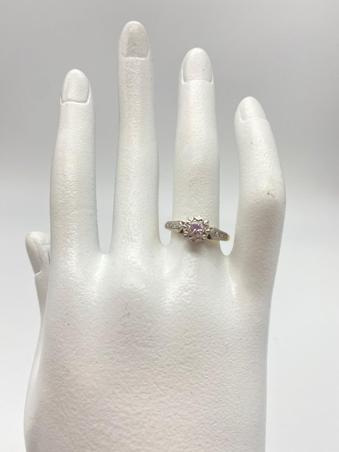 A VINTAGE 18K GOLD DIAMOND RING WITH .25CT DIAMOND SET IN PLATINUM. 2.8gms size N - Image 3 of 4