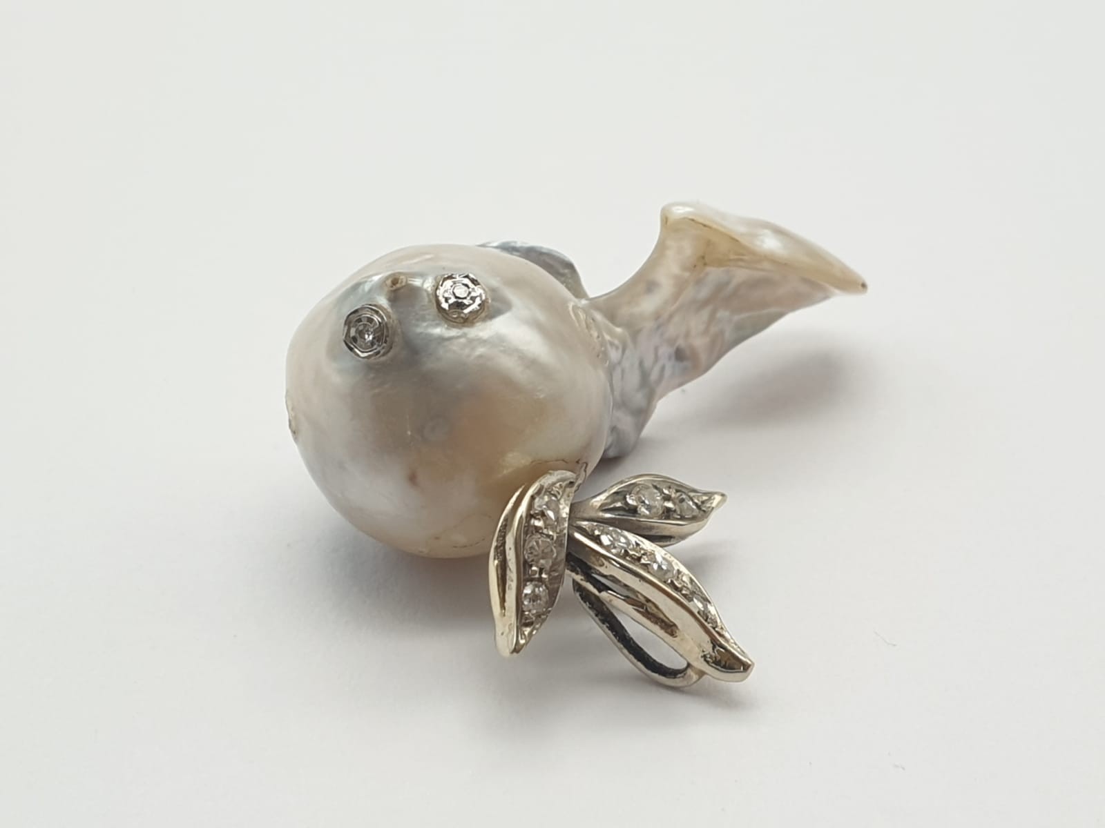 A Large Natural Pearl Ornately Decorated with a Diamond Encrusted Gold Leaf. 5.1g total weight. - Image 4 of 5