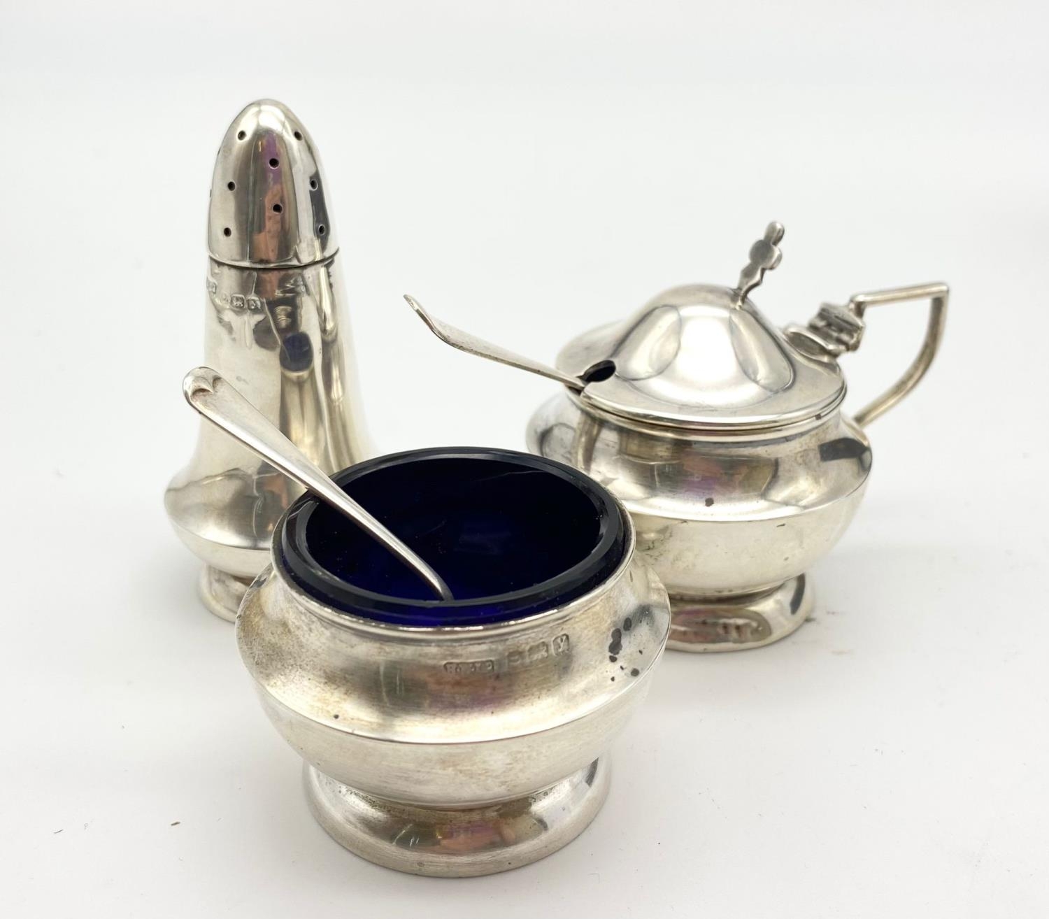 AN VINTAGE/ANTIQUE SILVER CONDIMENT SET WITH THE BLUE LINERS IN ORIGINAL BOX. SHOWING SOME SIGNS - Image 2 of 6