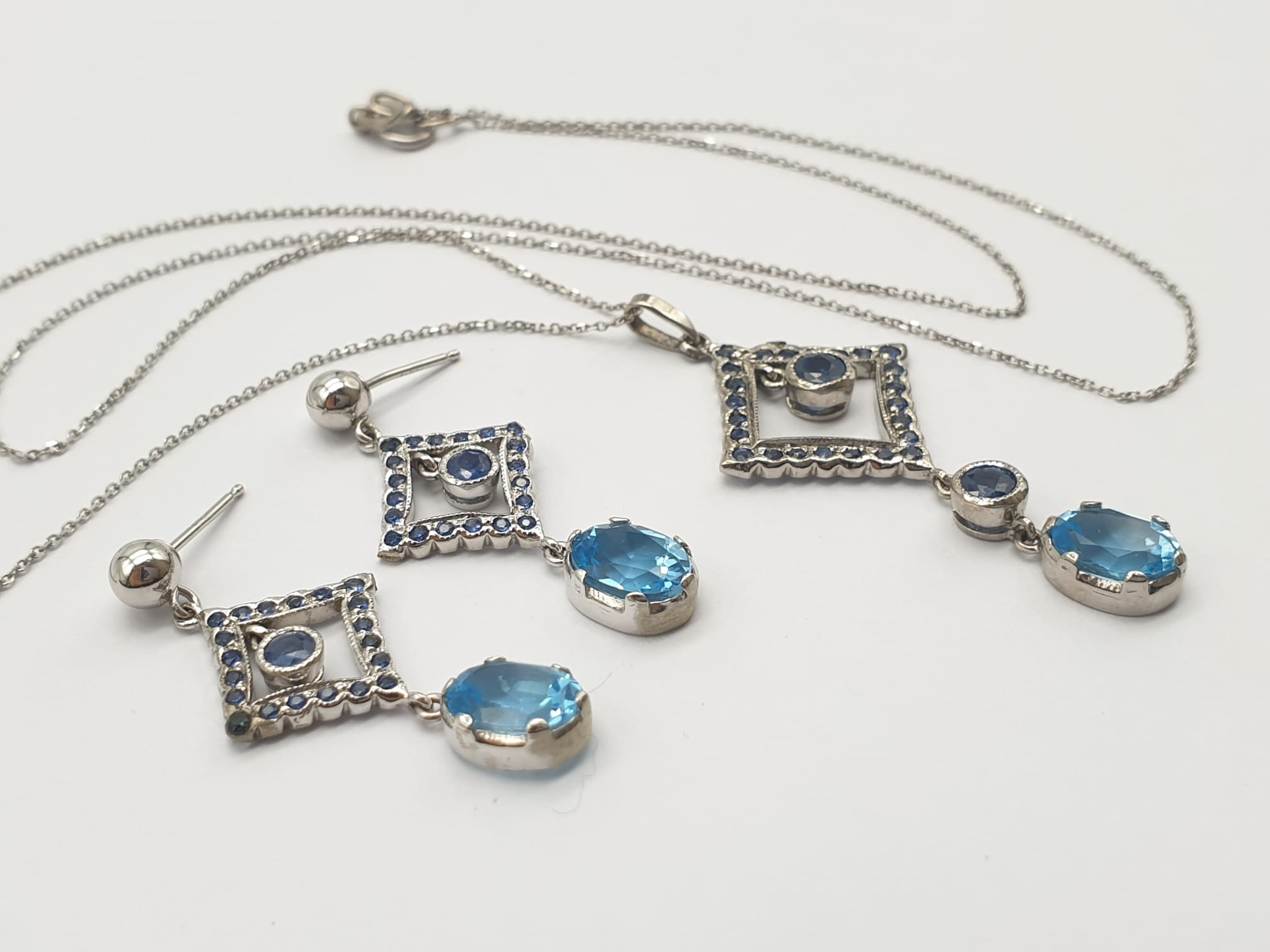 Set of 14K White Gold Sapphire Drop Earrings and Necklace. Multiple Sapphires on each piece. 46cm - Image 2 of 5