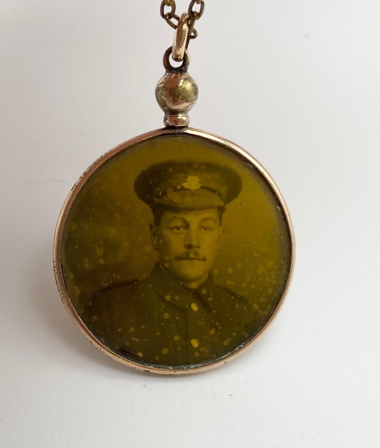 Double-Sided WW1 Soldiers Pendant on Yellow Metal. Necklace - 48cm. - Image 4 of 4