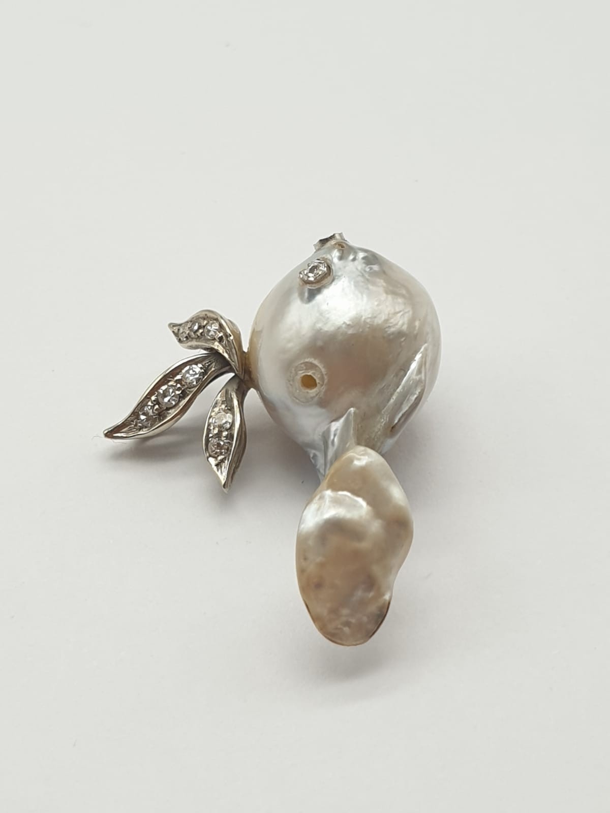 A Large Natural Pearl Ornately Decorated with a Diamond Encrusted Gold Leaf. 5.1g total weight. - Image 3 of 5